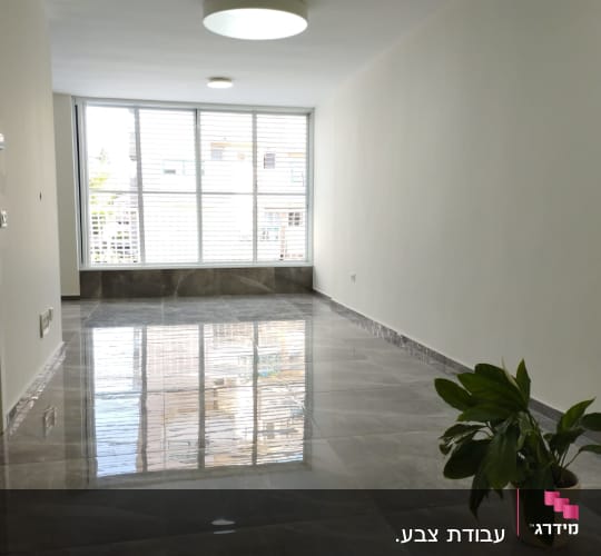 קירות צבועים בלבן בחדר ריק עם חלון גדול